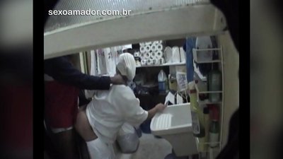 موټوبای د زیږون په مینځ کې په رستورانت کې د پاکولو میرمنې سره جنسي اړیکه لري