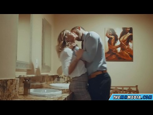 ❤️ کله چې یو ښکلی سپین رنګ تاسو په عامه تشناب کې جذبوي ❤️  کیفیت لرونکي جنس په ps.com-porn-mz.ru